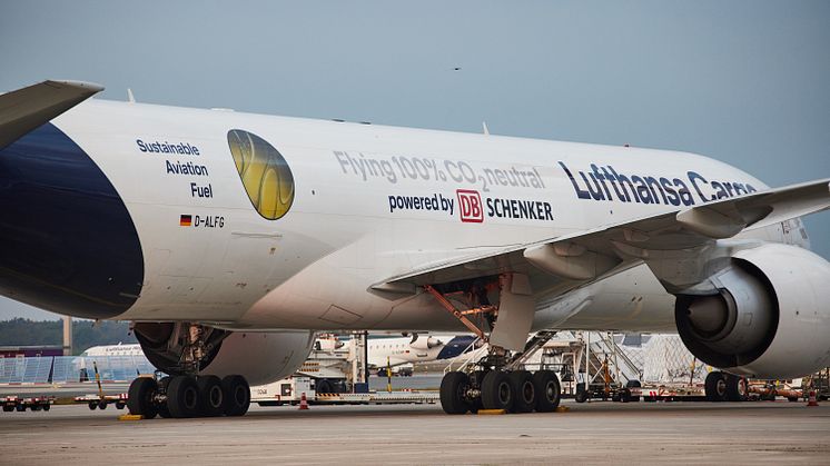 CO2-frei unterwegs: Lufthansa Cargo und DB Schenker zeigen gemeinsames Engagement auf einem Flugzeug