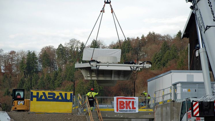 Am Haken eines Autokrans ist die neue Turbine des Wasserkraftwerks in Baierbrunn erfolgreich eingehoben worden.