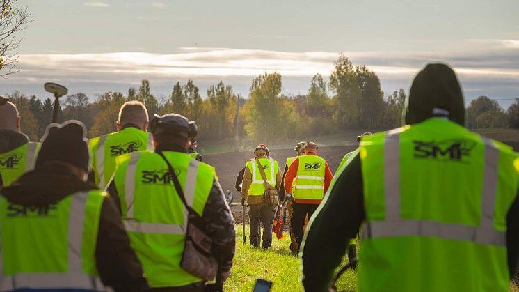 Detektorister på väg ut på fältet. Foto: Mikael Lander