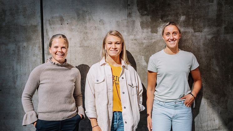 DHL fördjupar samarbetet med svensk damhockey med hjälp av Linnea Hedin (AIK), Ebba Berglund (Luleå) och Hanna Olsson (HV71). Foto: Stina Stjernkvist.