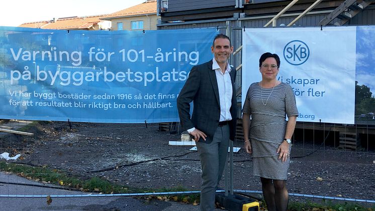 Finanschef Joakim Wernersson och vd Eva Nordström vid pågående byggnation i Bromma.