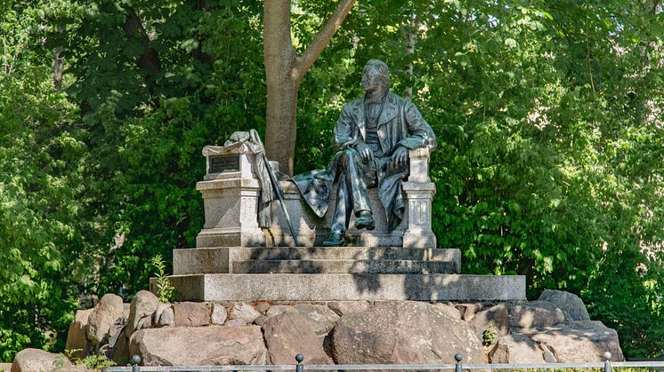 Das Fontane-Denkmal in Neuruppin. in diesem Jahr jährt sich Fontanes Geburtstag zum 200. Mal. Foto: TMB-Fotoarchiv/Steffen Lehmann.   