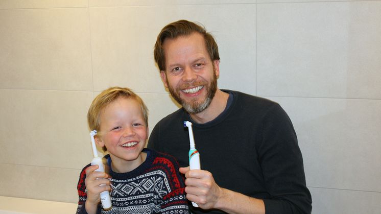 Markus (8) og hotelldirektør Kristian Fredrik Mehus håper Scandic vil spare 200 mill. liter vann. 