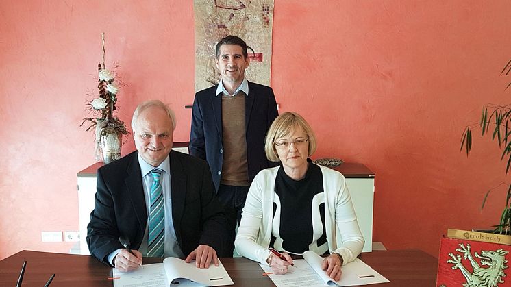 Bürgermeister Martin Seitz (v. l.) und Bayernwerk-Kommunalverantwortliche für Oberbayern, Ursula Jekelius (v. r.), unterzeichnen gemeinsam mit Bayernwerk-Kommunalbetreuer Josef Bestle (h.) den neuen Konzessionsvertrag.