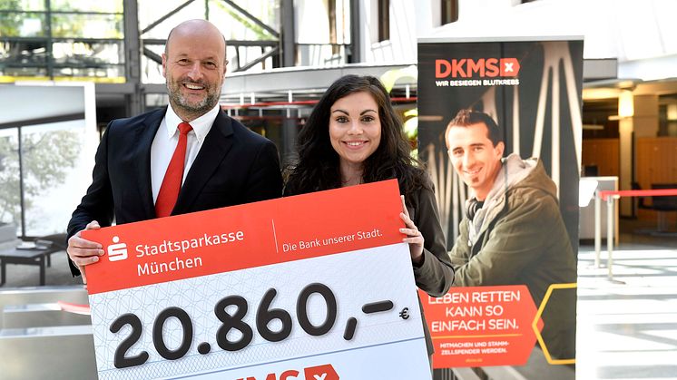 Ralf Fleischer, Vorstandsvorsitzender der Stadtsparkasse München, übergab den Spendenscheck in Höhe von 20.860 Euro zur Registrierungsaktion für eine akut an Blutkrebs erkrankte Mitarbeiterin an Miriam Hernandez Blazquez von der DKMS. 