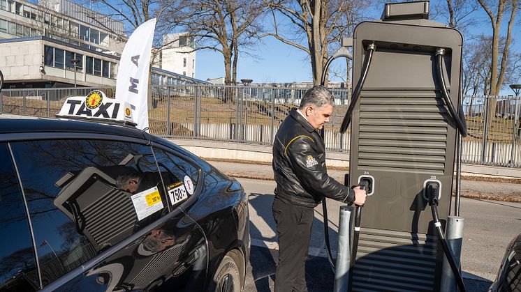 Taxiförare från Taxi Stockholm laddar sin elbil vid Nima Energys ultrasnabbladdare