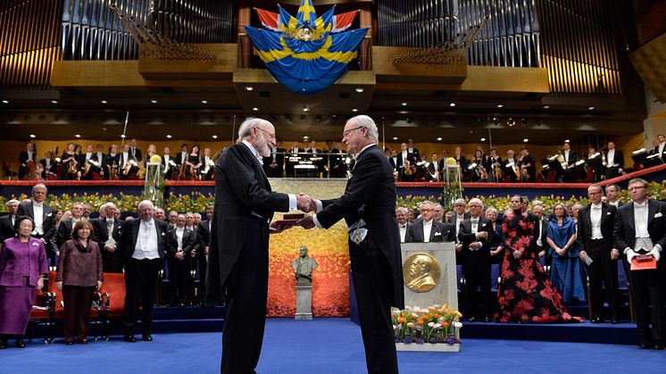 Dr. William C. Campbell tar emot Nobelpriset i fysiologi eller medicin 2015. 