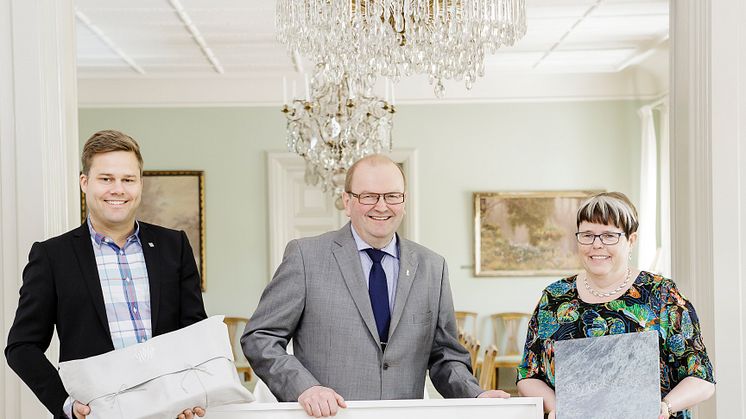 Värmlands gåvor till Prins Carl Philip och Fröken Sofia Hellqvist (stående bild)