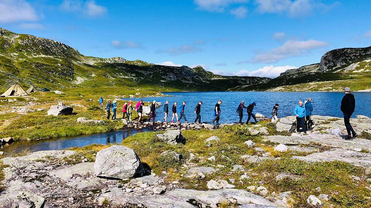 Bø Fiskelag gir elever på Bø ungdomsskole en smak av friluftslivet, og får støtte til telt med ovn. (Foto: Arnhild Siljan)