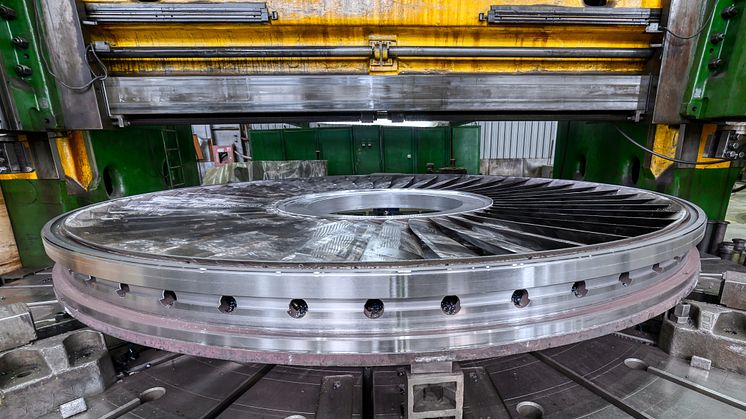 The components of a turbine are large, round, and heavy and must be precisely manufactured. This is best done on a vertical turret lathe. (© Nordroden / Shutterstock.com).