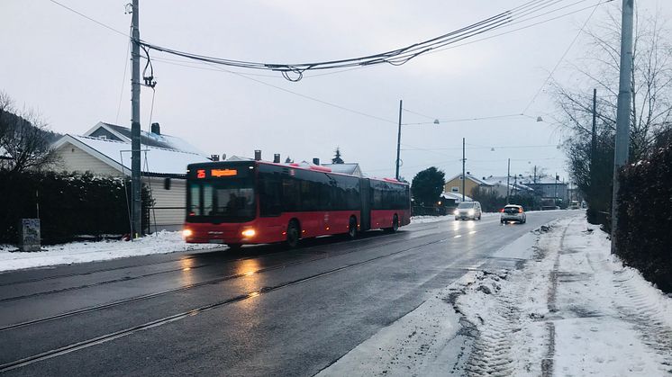 Buss kjører i Grefsenveien i retning Kjelsås.