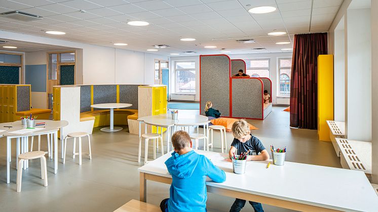 Framtidens klassrum? En gemensamhetsyta där eleverna kan sitta i mindre eller större grupper i Bobergsskolan. FOTO: Mattias Hamrén.
