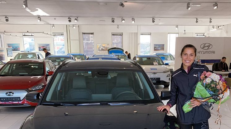 Amalie Iuel med sin nye Hyundai Kona Electric. Foto: Hyundai Motor Norway