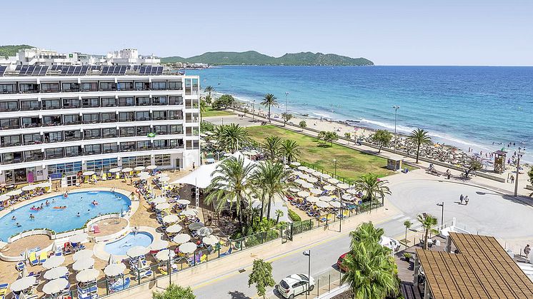 Das kürzlich modernisierte allsun Hotel Sumba befindet sich zentrumsnah nur 300 Meter von Cala Millor entfernt und bietet eine bevorzugte Strandlage in ruhiger Umgebung.