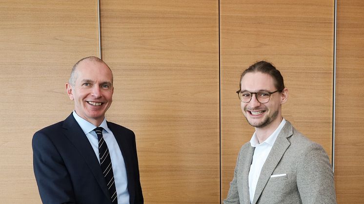 Gemeinsames Ziel: Andreas Eurich, Vorstandsvorsitzender der Barmenia Versicherungen (links), und Pascal Kremp, Gründer und CEO der Care Rockets, möchten die Arbeitsbedingungen in der Pflege verbessern.