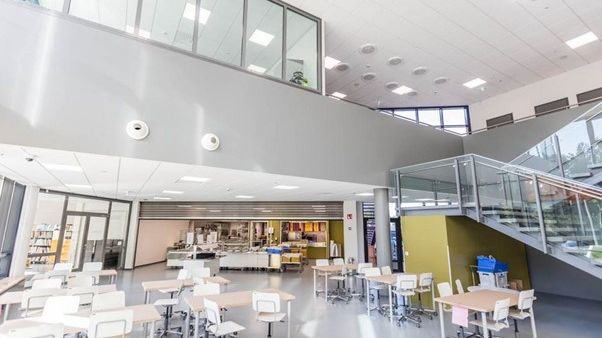 På Jynkkäskolan i Kuopio, Finland, säkerställer YIT att skolans inomhusluft och miljö förblir optimal med hjälp av ny teknik.