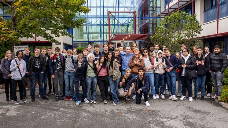 48 elever fra Fyrstikkalleen videregående på besøk hos Canon for å trykke sine bilder
