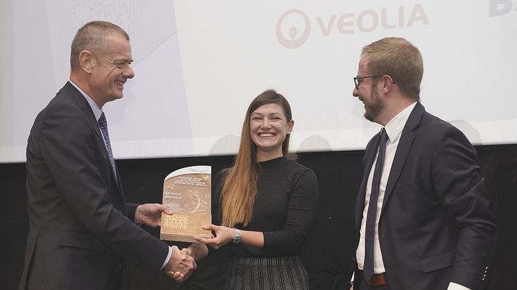 Projektingenieurin Marta Rudzka und Dominik Gehling, Technischer Leiter bei Veolia Energie Deutschland, nehmen den Preis entgegen.