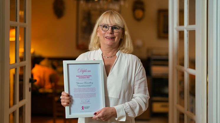 Professor Yvonne Brandberg tar hem Bröstcancerförbundets Utmärkelse 2022