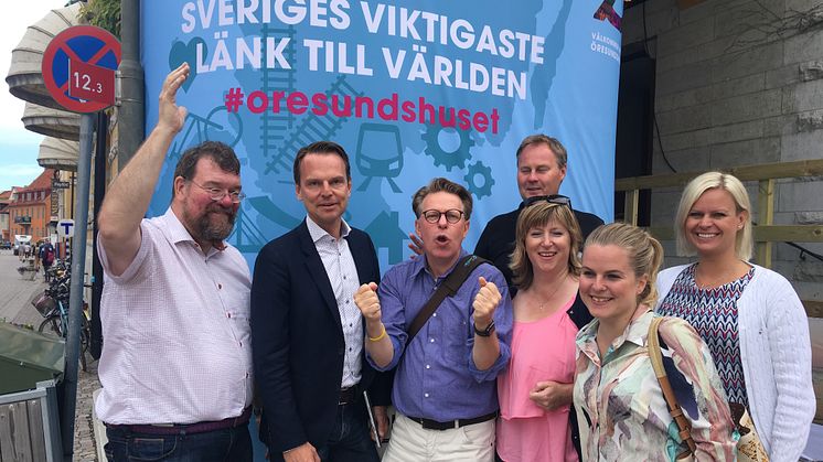 Framgången firades av moderater utanför Öresundshuset i Almedalen.