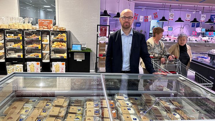 Tom-Jørgen Gangsø viser frem lettlagde tørrfiskprodukter i fiskedisken på et italiensk supermarked.