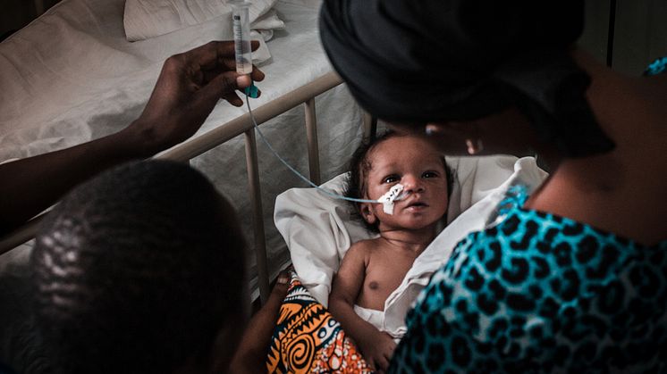 För tidigt födda eller sjuka spädbarn behöver ofta hjälp med att andas, få i sig näring och att hålla värmen. Det är en del av vården Läkare Utan Gränser ger på akutavdelningen i Guinea-Bissau. Foto: Raul Manarte. 