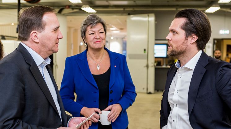 John Marnell i samtal med statsminister Stefan Löfven och arbetsmarknads- och etableringsminister Ylva Johansson