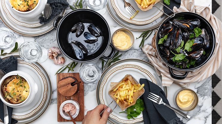 Medelhavet och dess varma färger, material och magiska mat står för inspirationen när Rustas höstnyheter för köket och det dukade bordet landar i varuhuset i augusti.