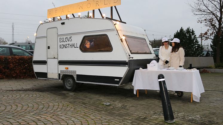 Konstföreningen ARTiE får stöd för att undersöka vad en permanent mobil konsthall, husvagnen på bilden, kan ha för roll i Eslövs kommun och i Skåne. Foto: Kulturförvaltningen 