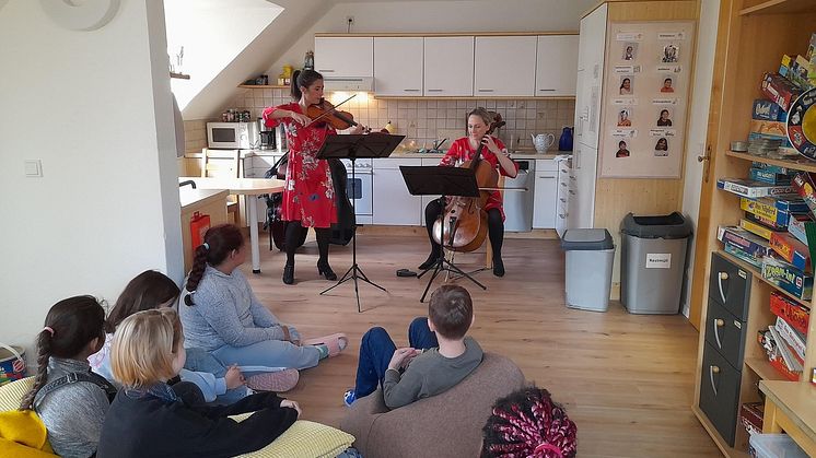 Julia Linden und Anna Rehker begeistern die Kinder mit klassischer Musik. 