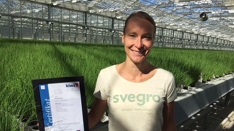 Kristin Orrestig på Svegro visar upp certifieringen