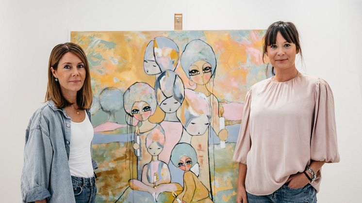 Konstnärerna Karolina Palmér och Hanna Ekegren auktionerar ut en tavla till förmån för Räddningsmissionen.