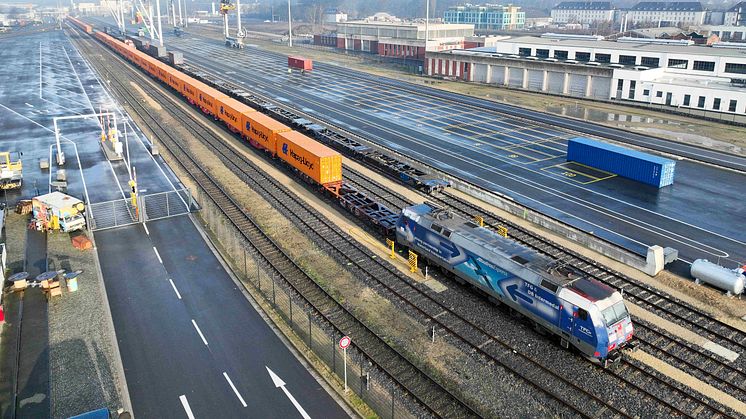 Der erste Transport-Zug am neuen Container-Terminal in Osnabrück.