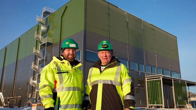 Espen Bjanes og Kai Erik Andersen i Green Mountain foran den nye datasenteret i Enebakk.