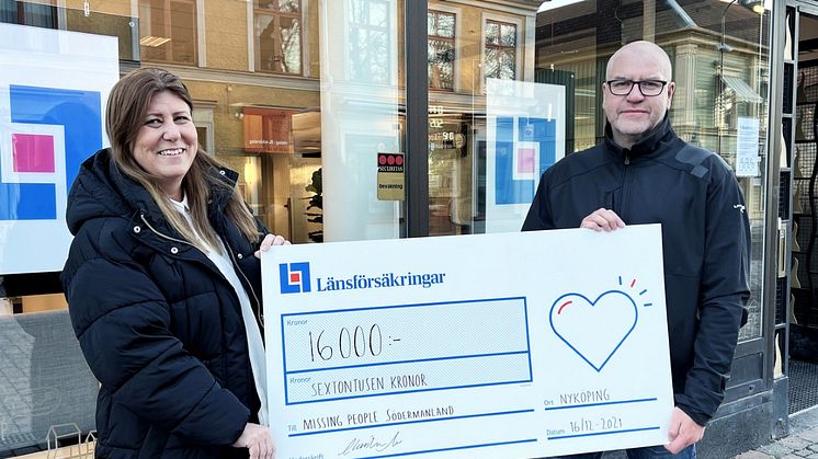 Ulrika Malm, Länsförsäkringar, överlämnar checken till Magnus Idebro på Missing People