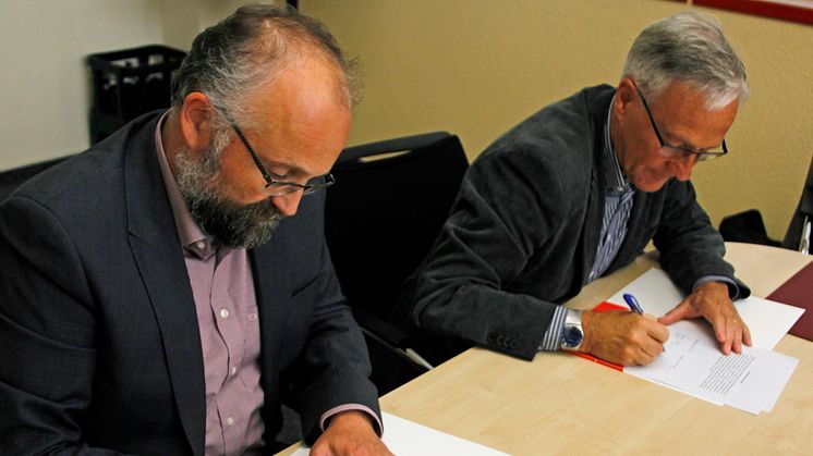 Landrat Daniel Kurth (l.) und Andreas Schwark unterzeichnen die Kooperation zur Entlastung des Notrufes. Foto: Pressestelle LK Barnim/Oliver Köhler