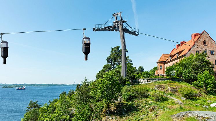 Med Högberga Vinbana går färden mellan Nacka och Högberga Gård 70 m.ö.h. Varje "vinflaska" rymmer upp till sex personer.