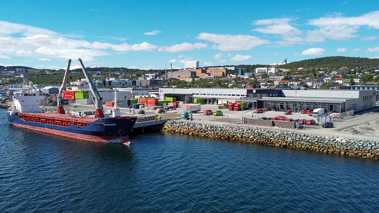 Posten og Bring har i dag åpnet sitt nye logistikksenter i Tromsø. Det blir Postens største anlegg i Nord-Norge og omfatter også en ny kai til godsbåten som seiler i regulær trafikk til Svalbard