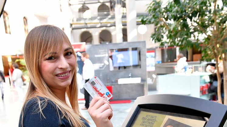 Dank der neuen Kontaktlos-Funktion der Sparkassen-Card können Kunden an zwei Spendenautomaten in der Hauptstelle im Tal je 1 Euro für einen guten Zweck spenden. Die Aktion läuft bis 11. November.