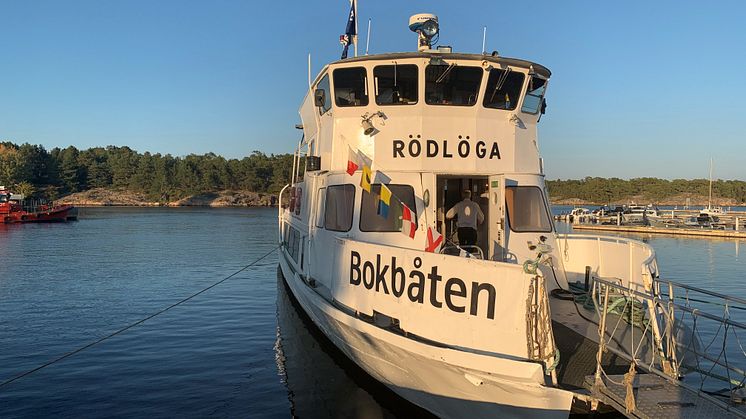 Bokbåten stannar vid 23 bryggor runt om i Stockholms skärgård