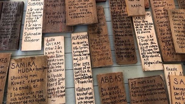 500 träplattor med text om 500 saknade flyktingar kommer att läggas ut på Mynttorget 20-22 juni 2022.
