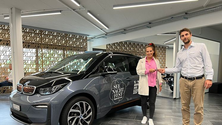 Céline Hofstetter von Rapperswil Zürichsee Tourismus nimmt den Schlüssel des BMW i3 von Verkaufsberater Tino Weiss entgegen