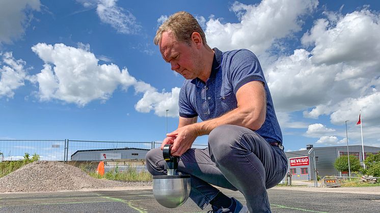 Lars Jansson, laboratoriechef Peab Asfalt, testar stötdämpande asfalt