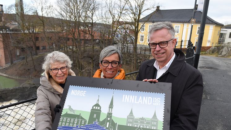 Elsabeth Vogt fra Moss Historielag (til venstre), ordfører Hanne Tollerud og frimerkedirektør Halvor Fasting viser fram jubileumsfrimerket for Moss 300 år.