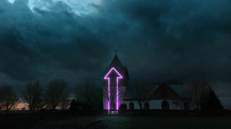 Odarslövs kyrka. (Del av ljud- och ljusinstallationen Uppåt, 2018) Foto: Jesper Wachtmeister