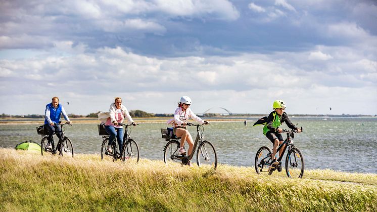 Ob allein, zu zweit oder mit der Familie: Fehmarn ist ein beliebtes Reiseziel für Radfahrende ©Thies Rätzke