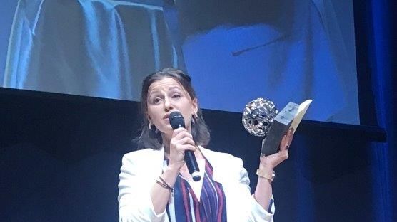 Telias marknadschef Gina Azaric tar emot priset för Årets Marknadskampanj