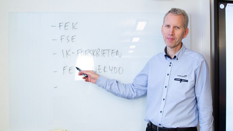 Seniorinstruktør Hans Olav Arnesen er en av dem som nå må undervise via PC i steden for i klasserom.