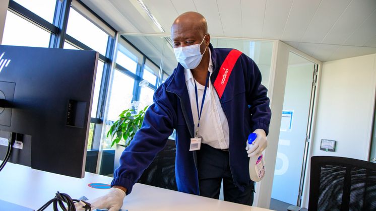 En Safety Ambassador fra Sodexo har spisskompetanse i smittevern og fungerer som veileder for korona-relaterte spørsmål på arbeidsplassen. Foto: Sodexo