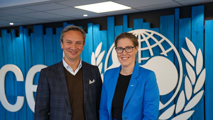 Esben Tuman, kommunikasjonsdirektør i Norwegian og Camilla Viken, generalsekretær i UNICEF Norge. 